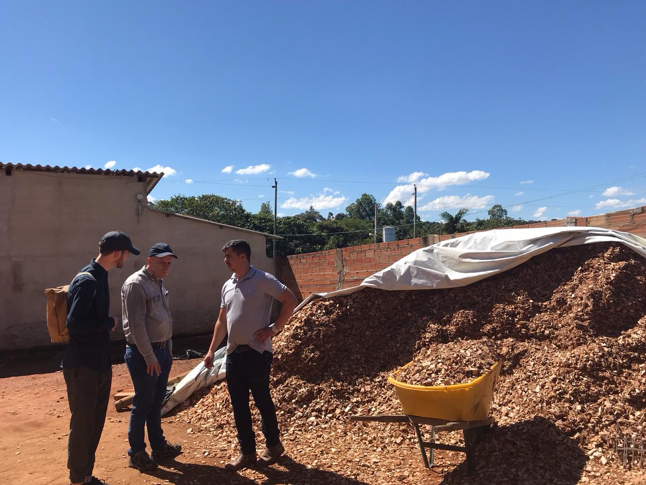 Grupo de pesquisadores do IFG, da UFG e da University College London realizam trabalho extensionista com pequenos agricultores de Goiás.